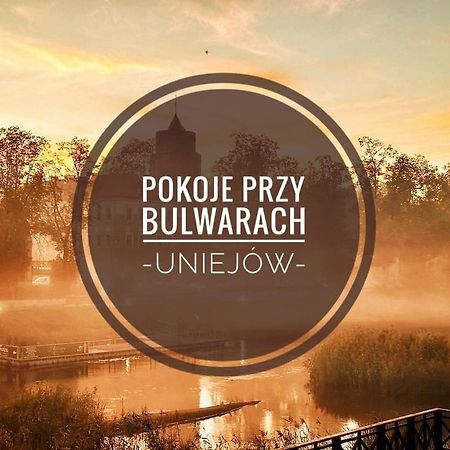 Pokoje Przy Bulwarach ウニエユフ エクステリア 写真